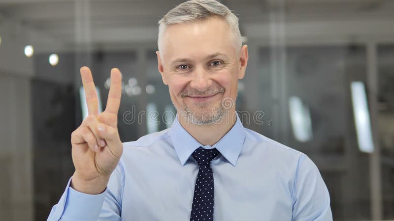 Victory Sign de Grey Hair Businessman positivo