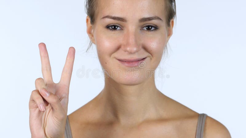 Victory Sign slut upp av den lyckade härliga flickan, vit bakgrund arkivfoto Victory Sign slut upp av den lyckade härliga flickan, vit bakgrund arkivfoto