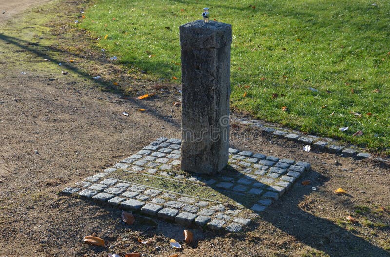 Vid ingången till cykelbanan eller parken placeras en stor sten mitt på vägen som en barriär mot bilen. nästa royaltyfri bild
