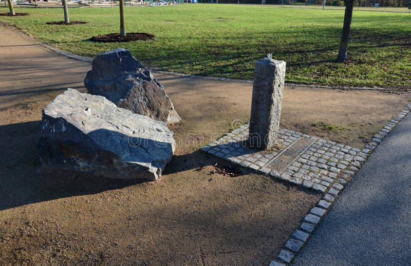 Vid ingången till cykelbanan eller parken placeras en stor sten mitt på vägen som en barriär mot bilen. nästa arkivfoton