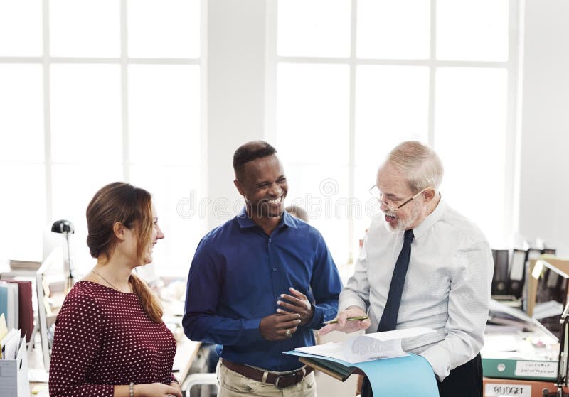 Vida de cada día de hombres de negocios en la oficina fotografía de archivo libre de regalías Vida de cada día de hombres de negocios en la oficina fotografía de archivo libre de regalías