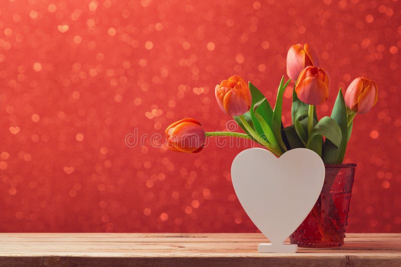 A vida elegante do dia de Valentim ainda com flores da tulipa e o coração dão forma ao sinal foto de stock A vida elegante do dia de Valentim ainda com flores da tulipa e o coração dão forma ao sinal foto de stock