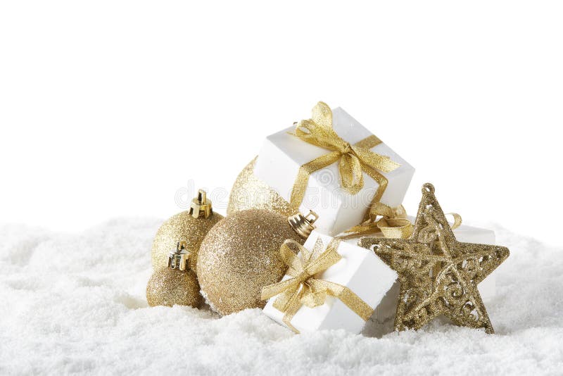 Vida inmóvil de la Navidad con las cajas de oro de las bolas, de la estrella y de regalo que mienten en nieve del invierno en un fotos de archivo Vida inmóvil de la Navidad con las cajas de oro de las bolas, de la estrella y de regalo que mienten en nieve del invierno en un fotos de archivo