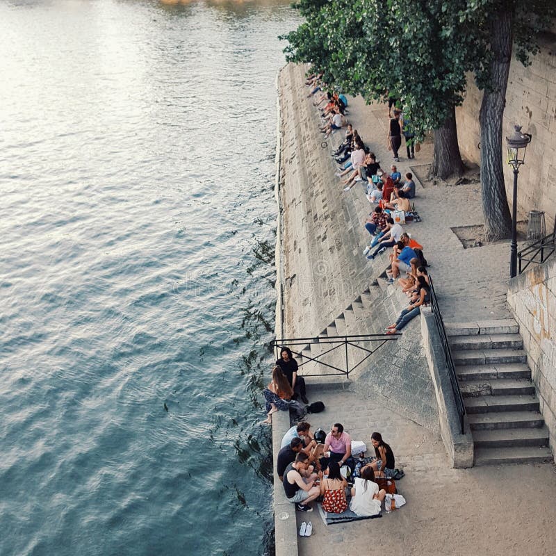 A vida no Seine River em Paris no verão fotos de stock A vida no Seine River em Paris no verão fotos de stock