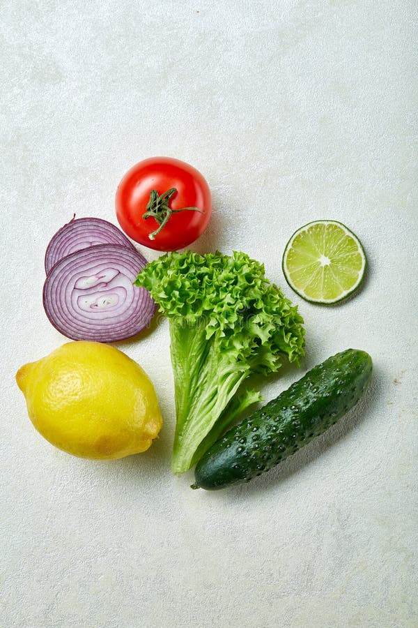 Vida todavía de las verduras frescas Veges se alineó en un fondo blanco, visión superior, primer, foco selectivo, espacio de la c fotografía de archivo Vida todavía de las verduras frescas Veges se alineó en un fondo blanco, visión superior, primer, foco selectivo, espacio de la c fotografía de archivo