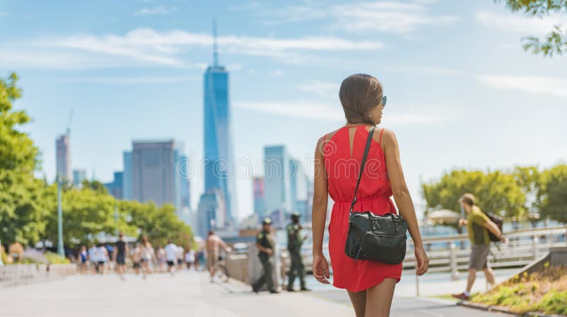 Vida urbana de nova iorque. mulher caminhando pela manshattan skyline povo americano andando desfrutando de manhattan pelos hudson