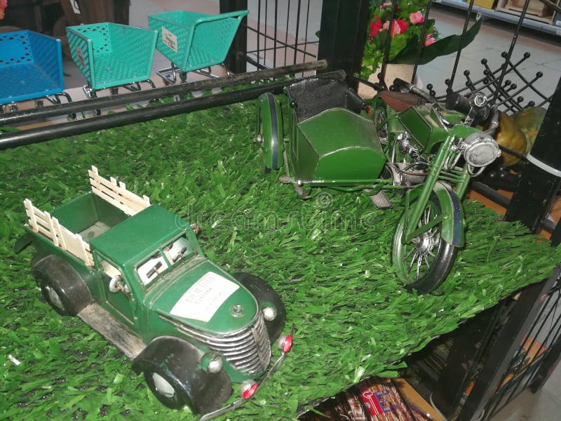 O Caminhão Basculante Colorido Grande Do Brinquedo Está Em Um Coto Na Grama  Verde Imagem de Stock - Imagem de fofofo, jogo: 153237617