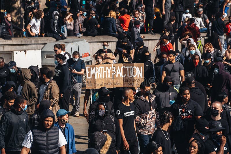 Vidas negras protestam durante o bloqueio da pandemia de coronavírus. centenas de pessoas protestando na praça de traalgar