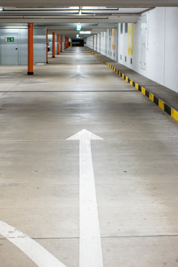 1,880 Grand Parking Vide De Voiture Photos libres de droits et gratuites de Dreamstime