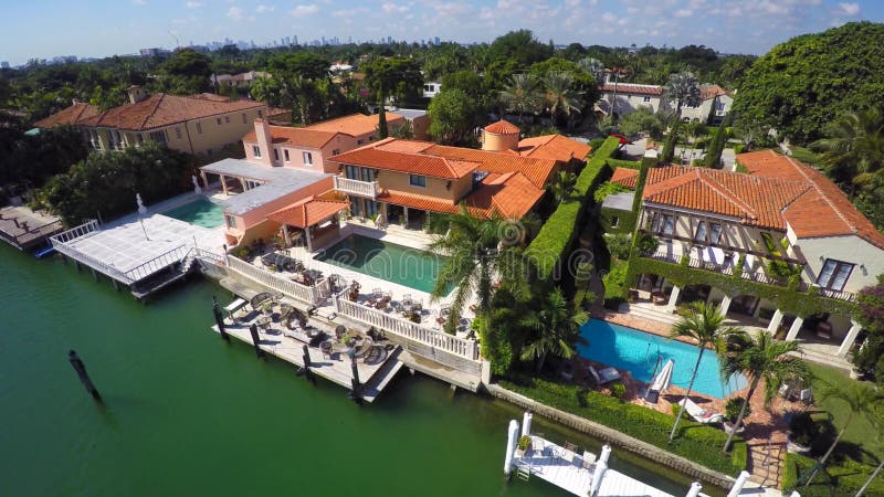Video aereo delle proprietà di lusso in Miami Beach