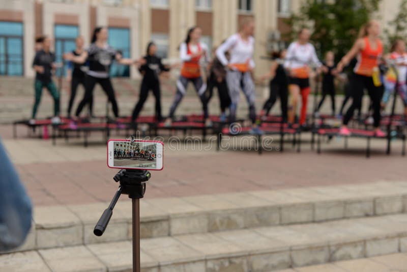 Video capacitación en Trampoline en la calle Orenburg, Rusia, 02 08 19 espectáculos deportivos, saltos Entrenamiento de fitness a foto de archivo libre de regalías Video capacitación en Trampoline en la calle Orenburg, Rusia, 02 08 19 espectáculos deportivos, saltos Entrenamiento de fitness a foto de archivo libre de regalías