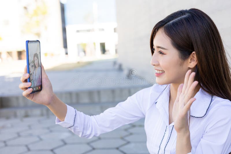 Video chat tra la donna d'affari asiatica fotografia stock