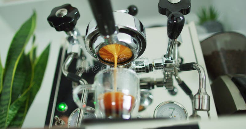 Video cinematografico a circuito chiuso : estrazione perfetta della macchina per caffè espresso da portafiltri senza fondo