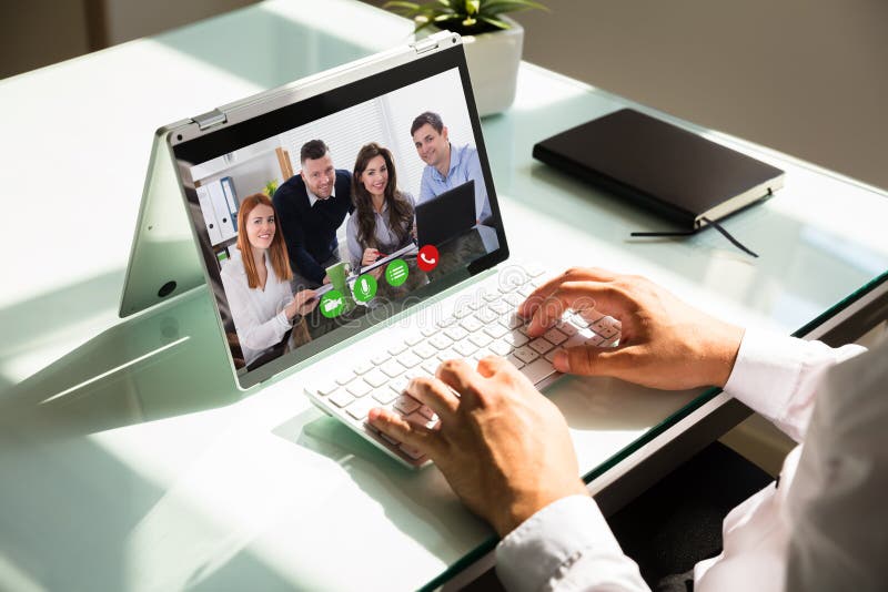 Video comunicazione della mano dell'uomo d'affari sul computer portatile fotografie stock Video comunicazione della mano dell'uomo d'affari sul computer portatile fotografie stock