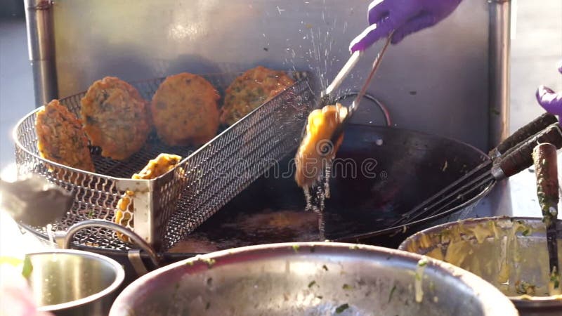 Video cuoco unico della stalla dell'alimento del venditore ambulante che cucina il panino di Taiwan fritto nel grasso bollente de