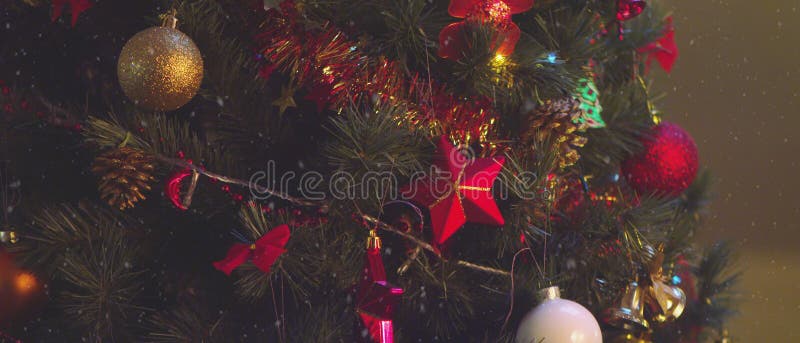 Video 4k von Details eines der Weihnachtsbaums, Dekorationen und der Lichter