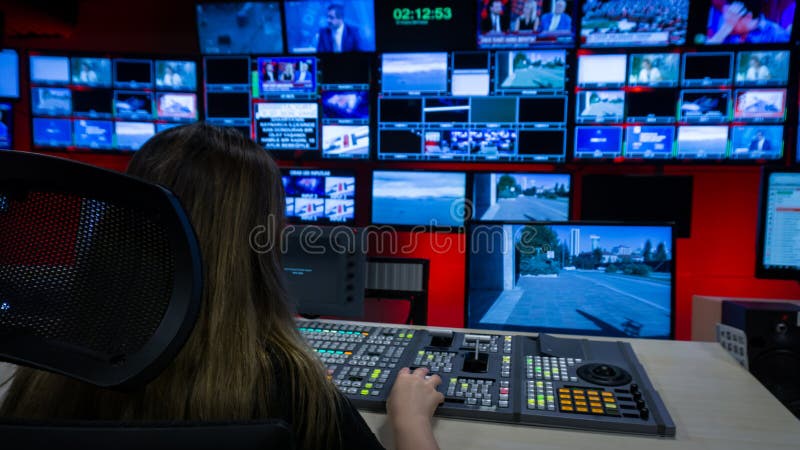 Comutator video și ecrane în camera de control TV royalty free stock photo