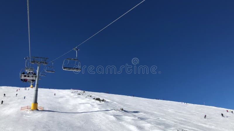 Video time lapse hyper lapse video clip di quattro persone sollevatore da sedia a scisto nel cielo azzurro che sale su una montagn