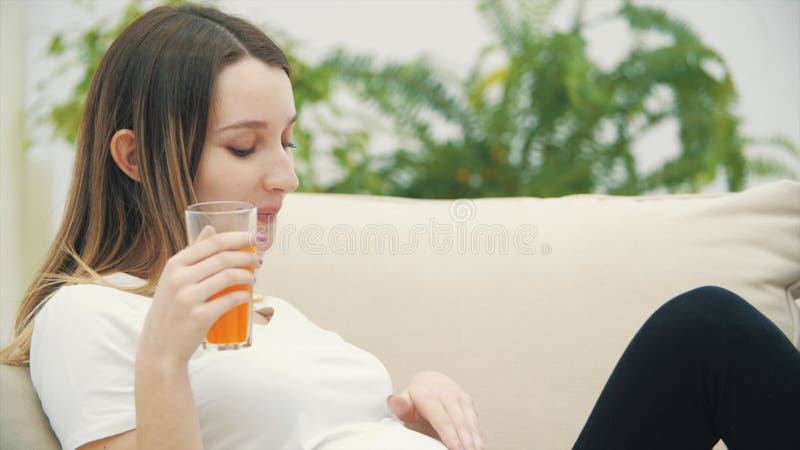 4.000 video van zwangere vrouwen die sap drinken