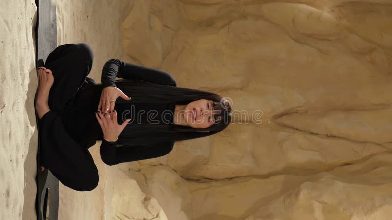 Video vertical mujer habla del desierto almacen de video