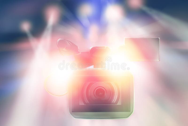 Video videocamera portatile professionale in studio con le luci vaghe immagine stock Video videocamera portatile professionale in studio con le luci vaghe immagine stock