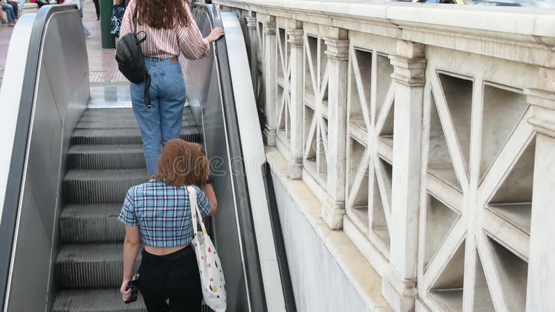 Video von drei Frauen, die mit einer Rolltreppe hochgehen