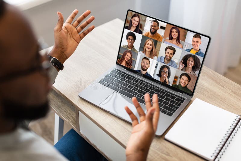 Videoanruf. Rückansicht des schwarzen Geschäftsmannes mit Web-Konferenz mit Kollegen stockfotografie