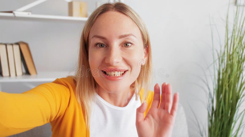 Videoblogg direktuppspelning av cheerful Women filming royaltyfri foto