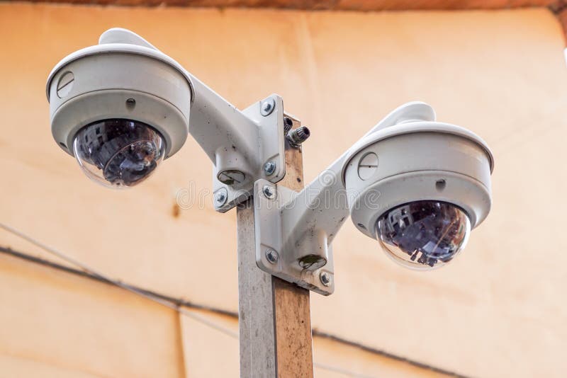 Videocamera di sicurezza Macchina fotografica moderna del CCTV su una parete Concetto di sorveglianza e di monitoraggio fotografie stock libere da diritti Videocamera di sicurezza Macchina fotografica moderna del CCTV su una parete Concetto di sorveglianza e di monitoraggio fotografie stock libere da diritti