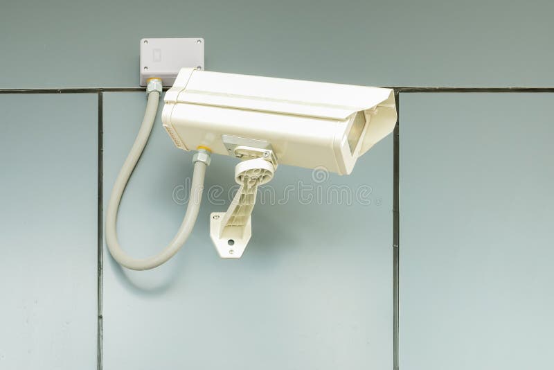 Videocamera di sicurezza sulla parete domestica, protezione del cctv della proprietà privata fotografia stock Videocamera di sicurezza sulla parete domestica, protezione del cctv della proprietà privata fotografia stock