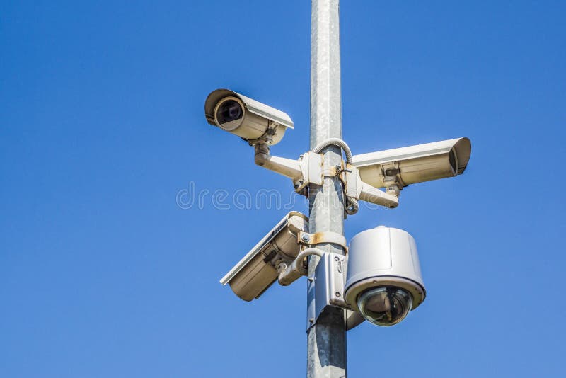 Videocamere di sicurezza della stazione sulla colonna immagine stock Videocamere di sicurezza della stazione sulla colonna immagine stock