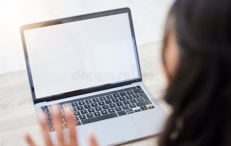 Videochiamate e laptop con schermate di messa in ridicolo per la comunicazione di riunioni online e per l'ondata di comunicazioni fotografia stock libera da diritti
