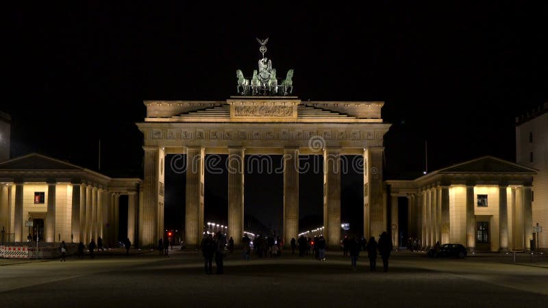 videoclip 4K della gente alla notte dal portone di Brandenberg, Pariser Platz, Berlino, Germania