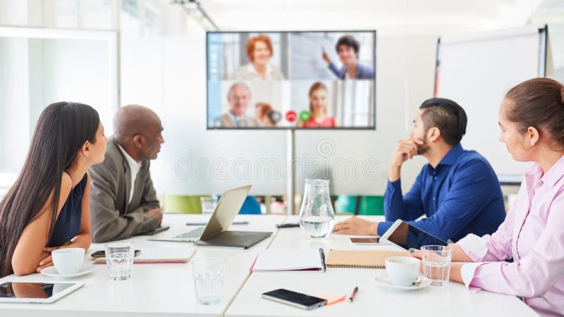 Videoconferencia sobre el monitor en la reunión de negocios