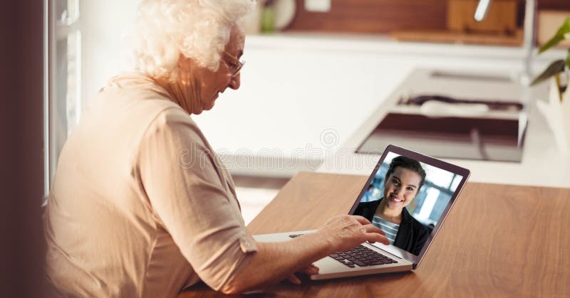 Videoconferência superior da mulher no portátil imagem de stock Videoconferência superior da mulher no portátil imagem de stock