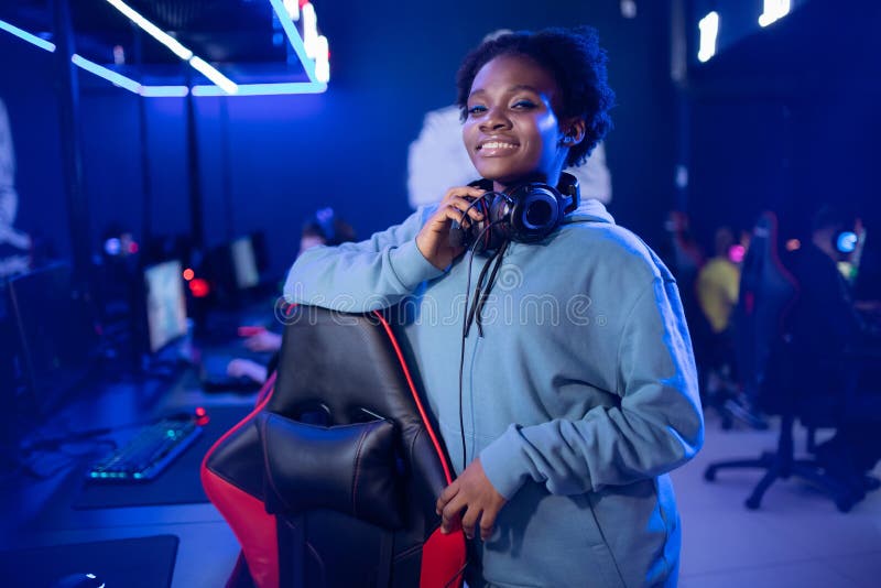Videogioco d'azzardo africano, bella donna americana, gioca online con il computer streaming in camera fotografia stock