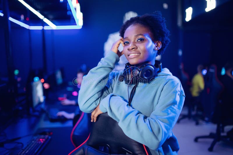 Videogioco d'azzardo africano, bella donna americana, gioca online con il computer streaming in camera fotografia stock libera da diritti