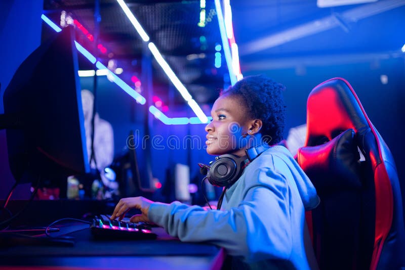 Videogioco d'azzardo africano, bella donna americana, gioca online con neon immagini stock