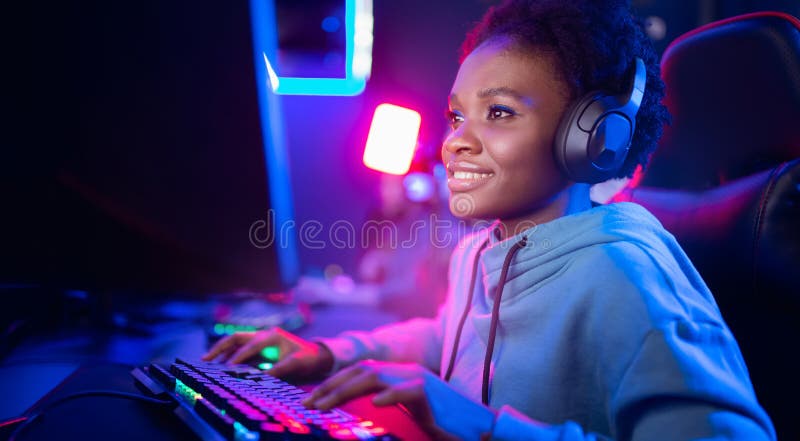 Videogioco d'azzardo africano, bella donna americana, gioca online, seducente per computer neon room banner fotografie stock