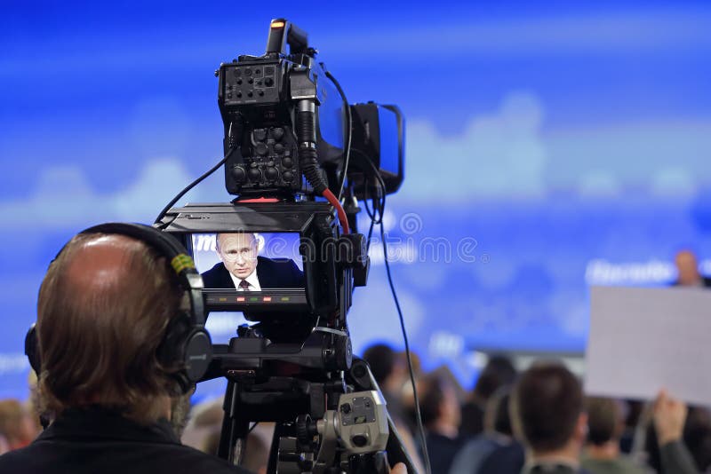 MOSKWA, ROSJA - DEC 23, 2016: Centrum handel międzynarodowy Videographer przy roczną konferencją prasową prezydent Rosja, transmituje odpowiedzi pytania Vladimir Putin