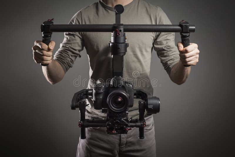 Videographer profissional com slr do vídeo do gimball fotos de stock Videographer profissional com slr do vídeo do gimball fotos de stock