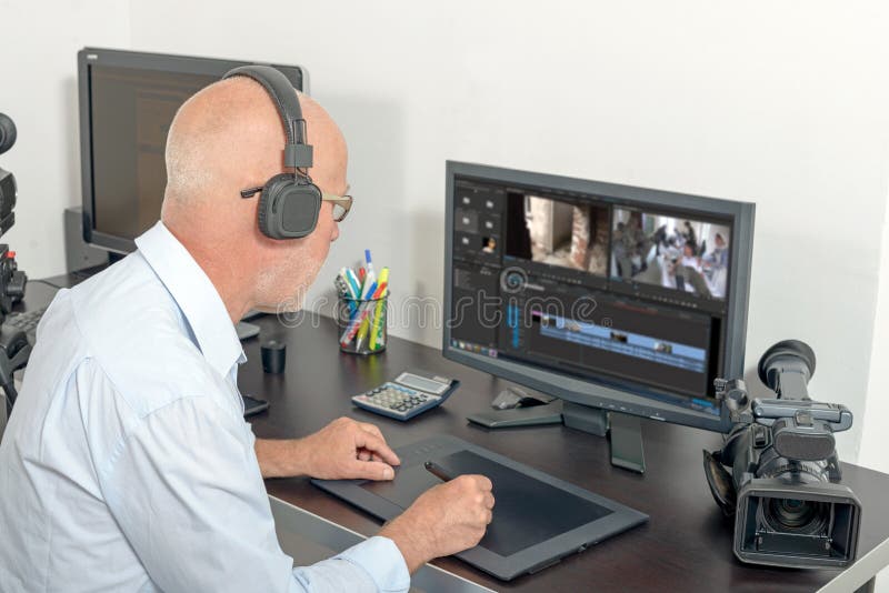 Videoherausgeber in seinem Studio Videoherausgeber in seinem Studio