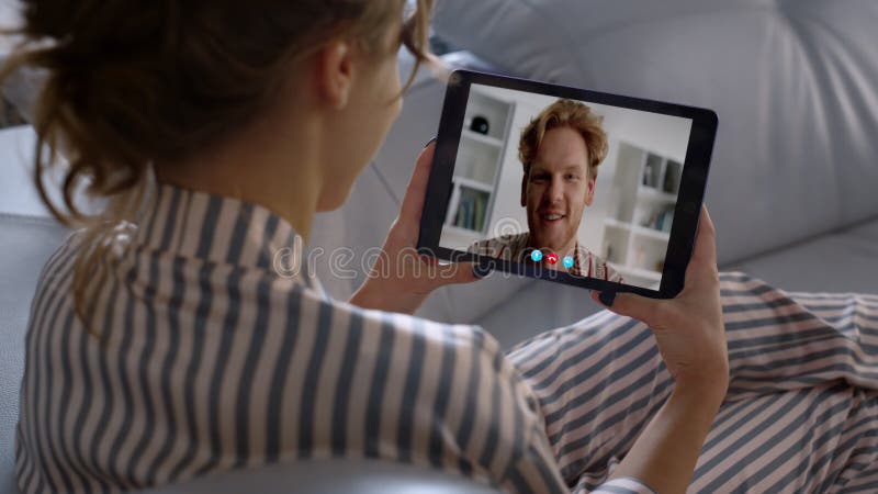 Videollamada de mujer que llama a la tablet en línea en casa. conferencia de charla familiar feliz metrajes