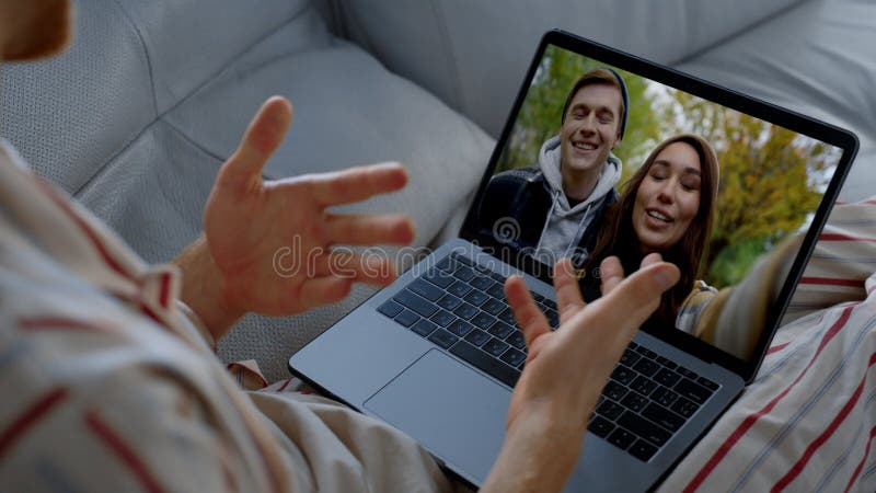 Videollamadas de amigos sonrientes en línea. gente feliz disfrutando de la conferencia por la cámara web almacen de metraje de vídeo