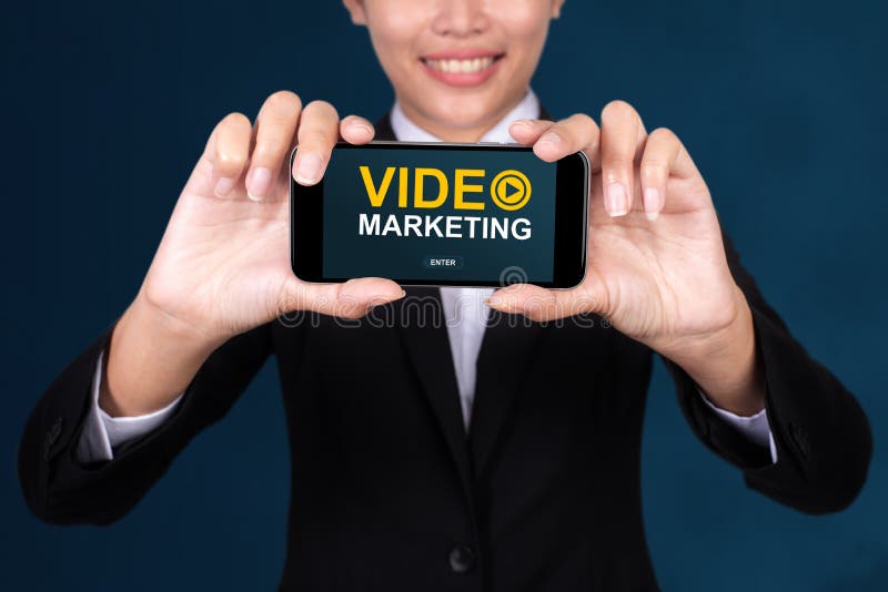Videomarketing-Konzept, glückliches Geschäftsfrau Show-Textvideo Mrz stockbild Videomarketing-Konzept, glückliches Geschäftsfrau Show-Textvideo Mrz stockbild