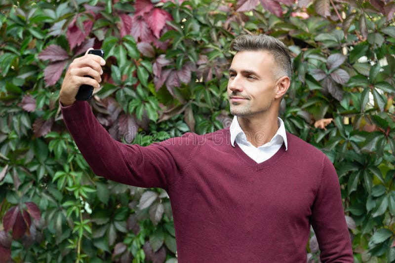 Videosamtal. Samtal om videoverksamhet på smartphone. Man gör sig självt med telefon. Affärsframgång. Selfie time. Videosamtal arkivfoto
