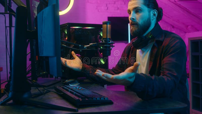 Videospielbildschirm des kaukasischen Spielers mit Rätsel-Einflussperson überrascht männlichen Mann verwirrt lizenzfreie stockfotos