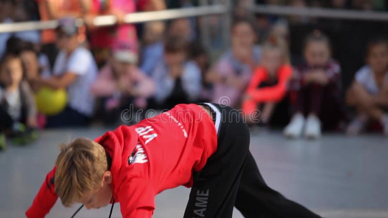 Videouppsättning: Dansstrid På en stadfestival gör barn en paus