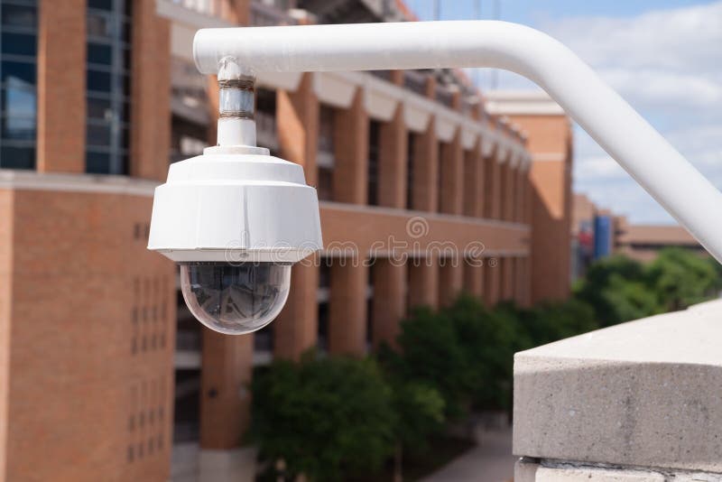 Videoüberwachungskamera-Wohnung hoch angebracht am College-Campus