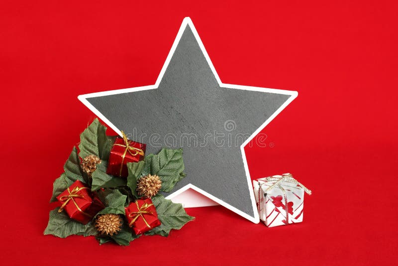 videz l'ardoise sous forme d'étoile pour écrire un message sur un fond rouge avec les cadeaux rouges et blancs placés sur une gui images libres de droits videz l'ardoise sous forme d'étoile pour écrire un message sur un fond rouge avec les cadeaux rouges et blancs placés sur une gui images libres de droits